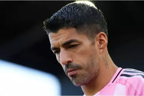 "آكل لحوم البشر".. سواريز والوجه القبيح في كرة القدم (صور)